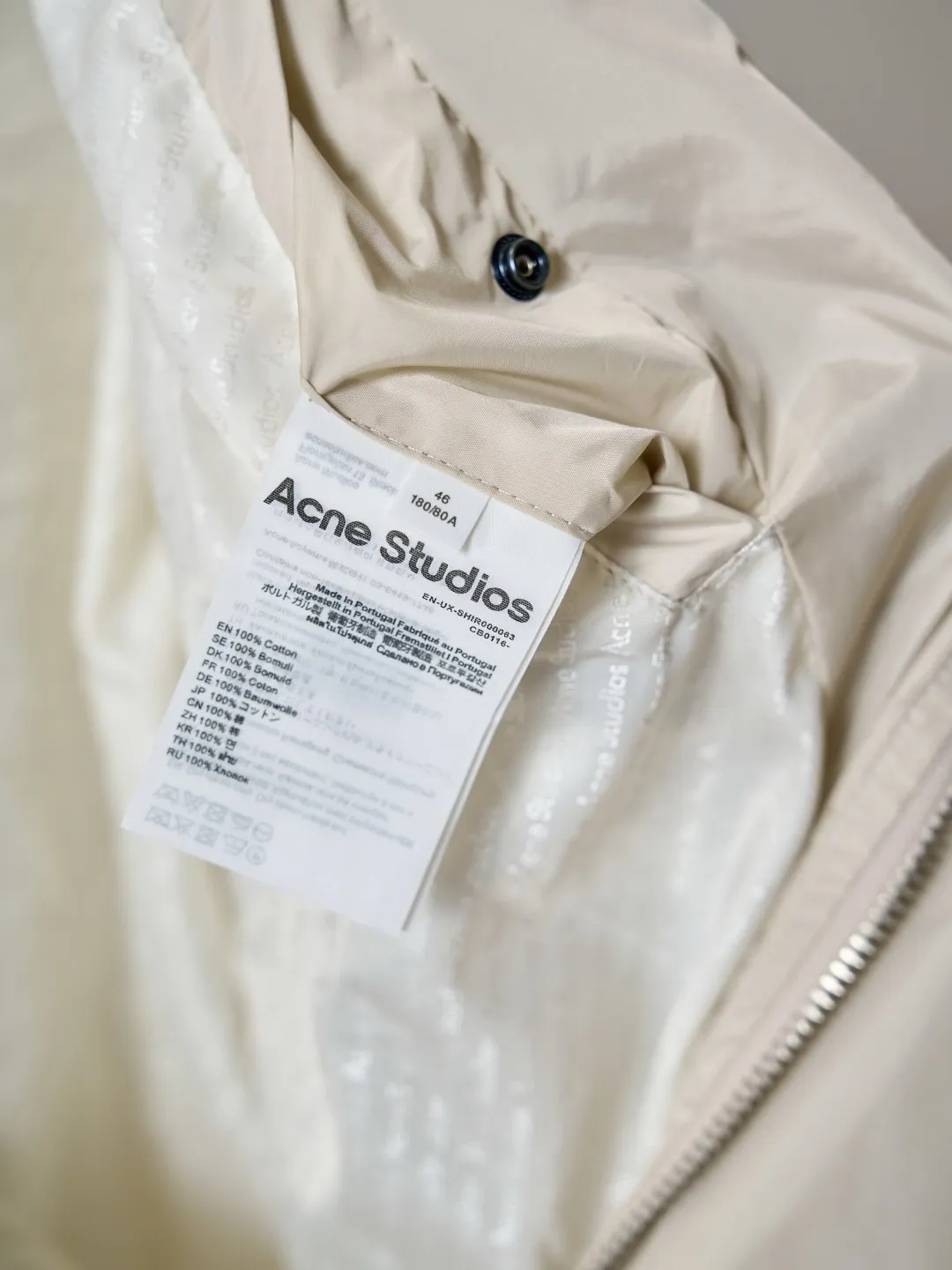 [Real auction] Acne Studios logo zipper nylon zipper jacket [In Stock] 44 46 48 50 Customized mist functional nylon. Fluffy and crisp, light and comfortable. Gray tone is warm and elegant. The matte texture shows restraint and high-end. The lapel zipper outlines a neat minimalist silhouette. The elastic gathers carve out exquisite body proportions. The Acne Studios STOCKHOLM Classic logo is engraved on the back. Integrate Scandinavian minimalist aesthetics with street texture. Hidden brand recognition in simple silhouettes. Casual wear shows street elegance. Use glue graffiti printing. The printing has been modified three times with film screens. Use glue liquid paint to print the pattern on the fabric. Bake the fabric to fix the printed pattern, and then open the bag with a template machine. The preset template guides the position, shape and size of the bag. Accuracy ensures the quality of the bag opening effect, loose version.